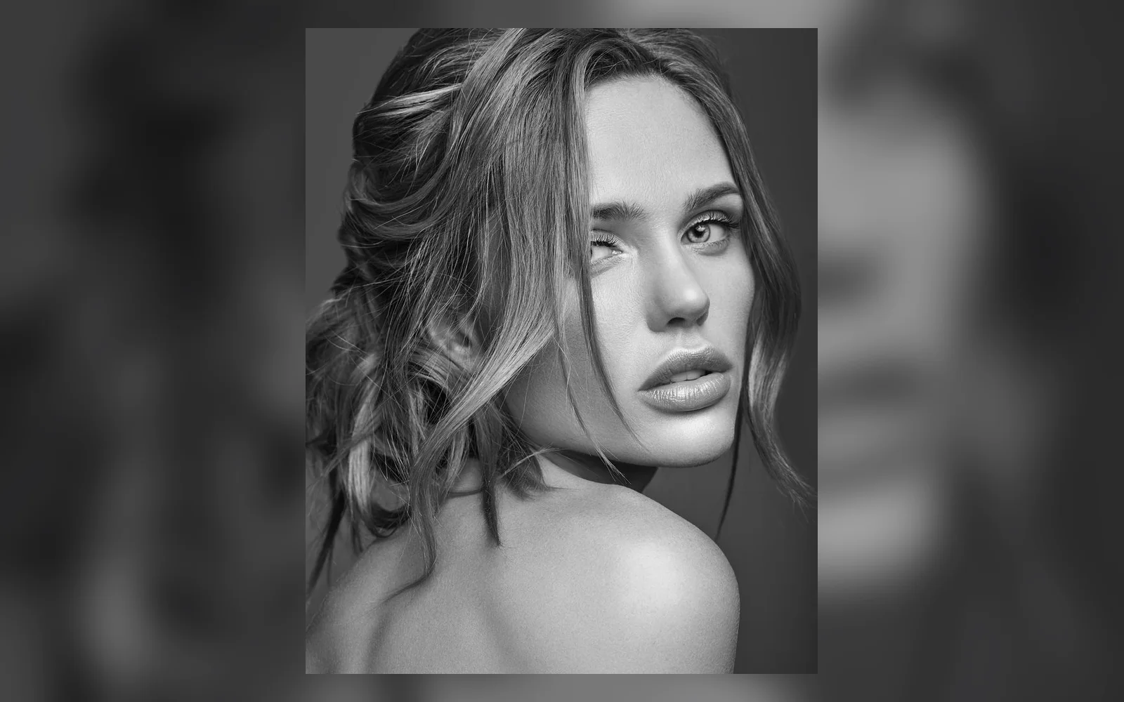 Mujer evaluando un cambio de look de cabello con resultado natural