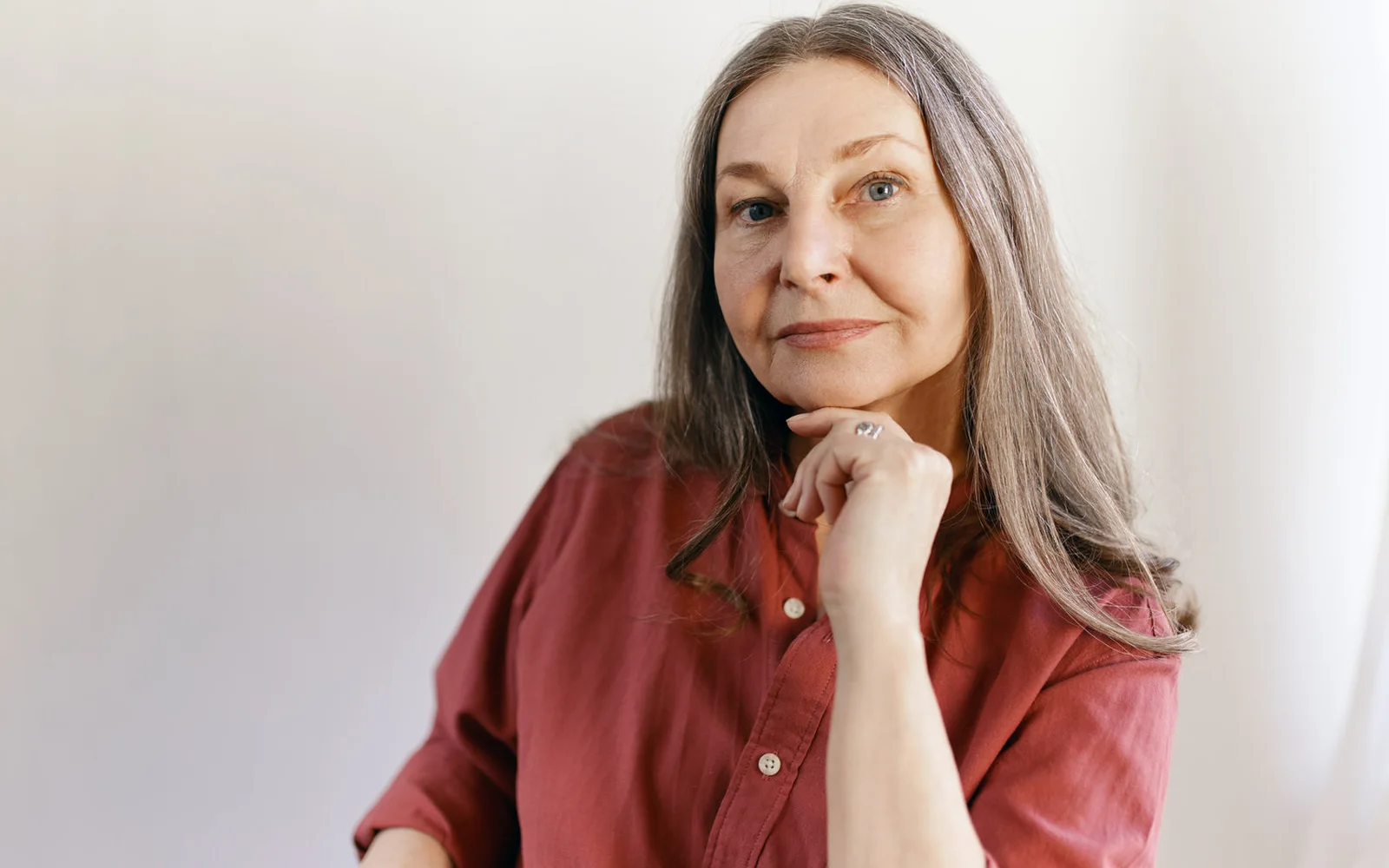 Canas largas y elegantes — corte, brillo y movimiento después de los 50