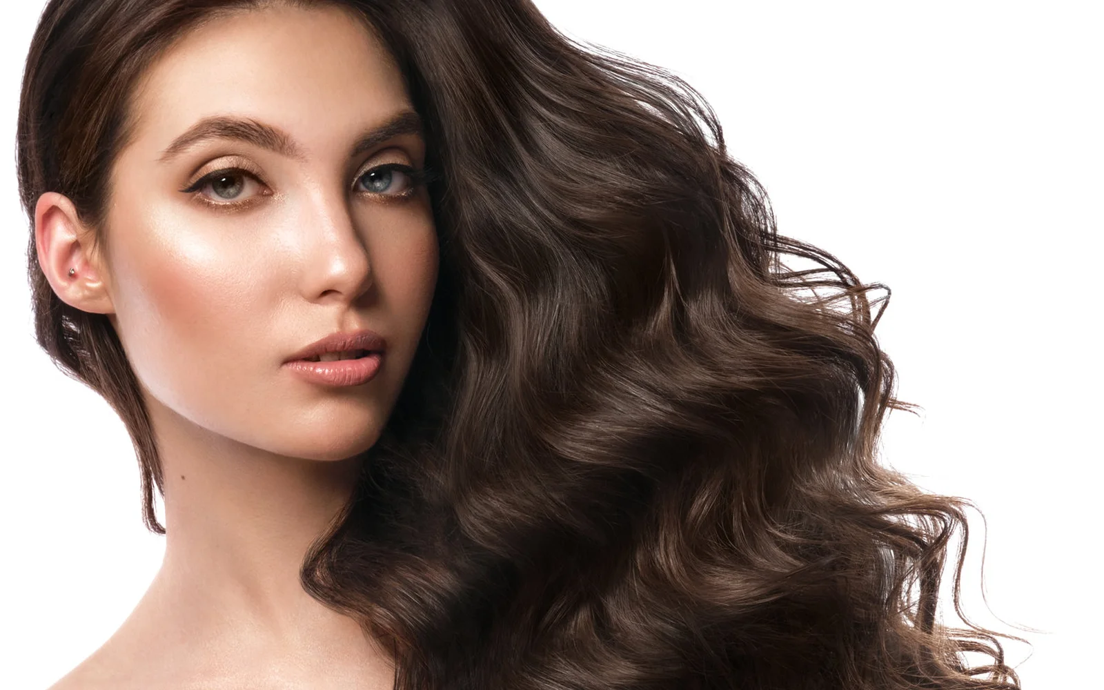 Profesional evaluando la forma y caída del cabello de una mujer antes del corte