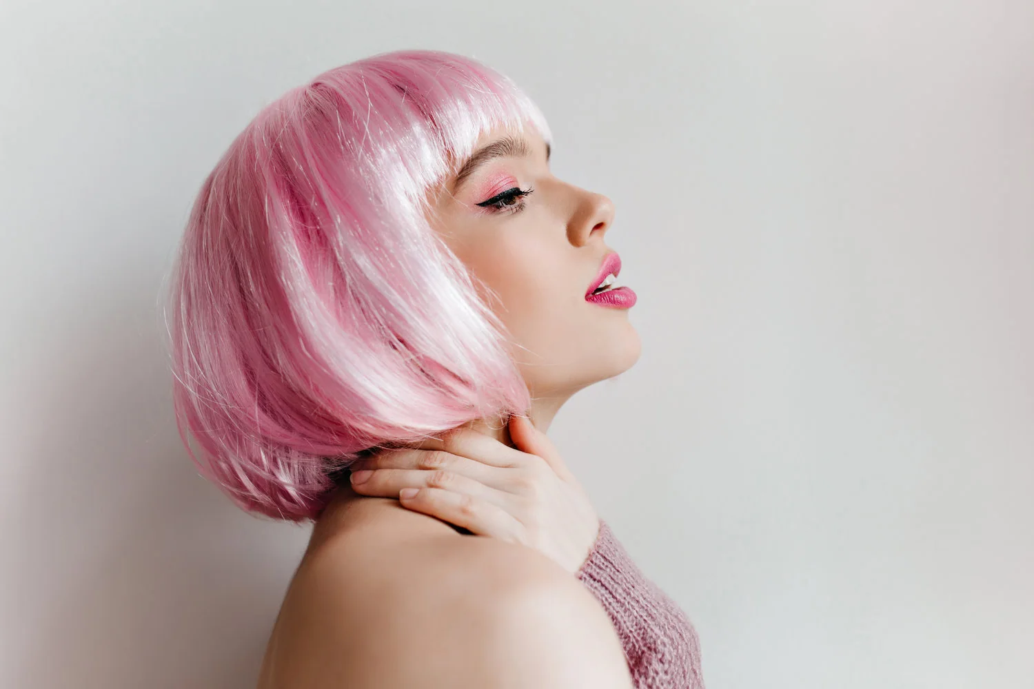 Mujer con cabello rosa como referencia de color creativo