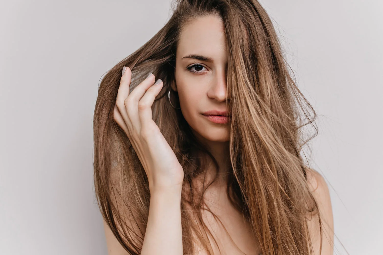 Mujer con cabello castaño luminoso