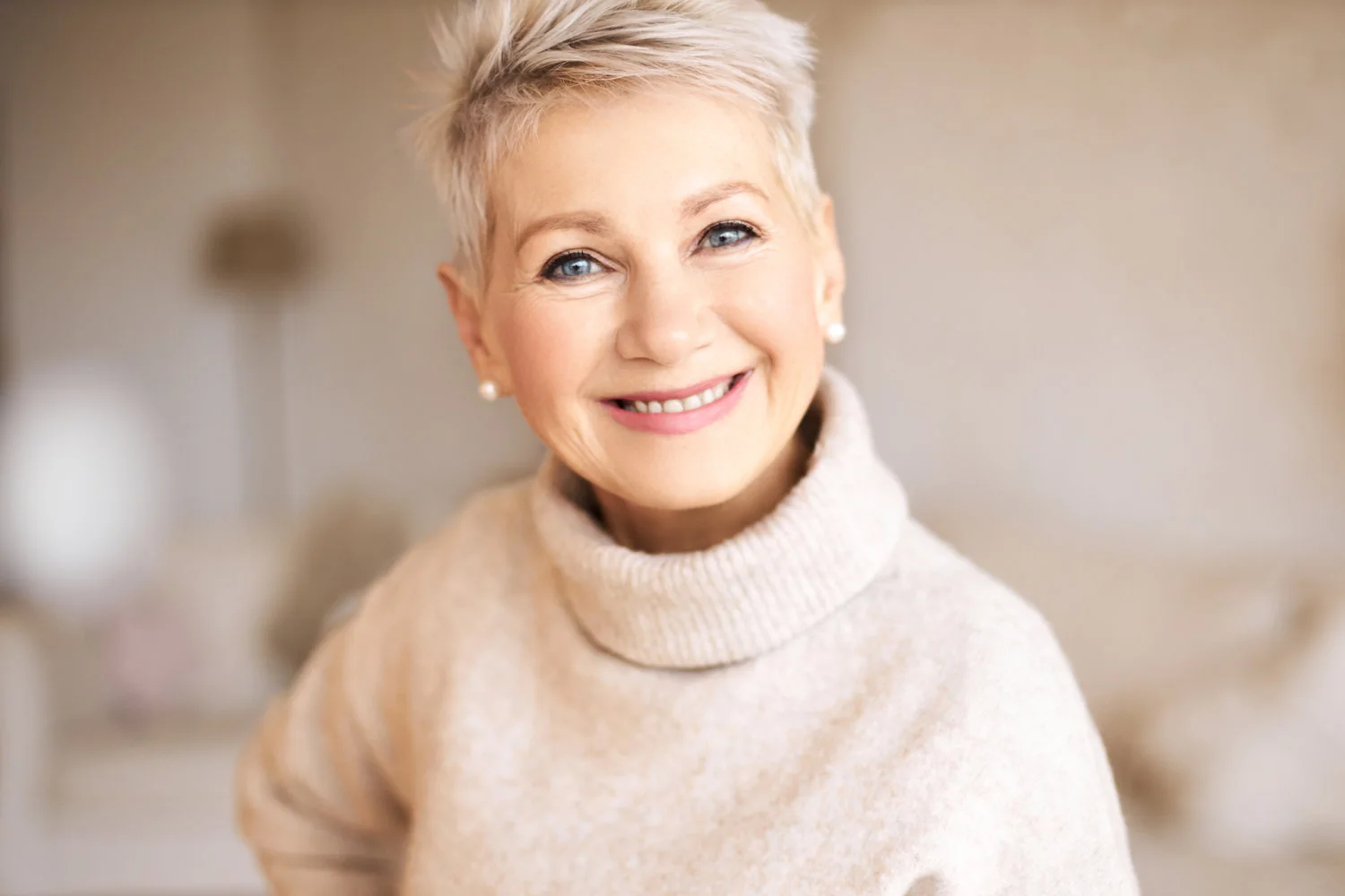 Mujer adulta con cabello corto y color renovado