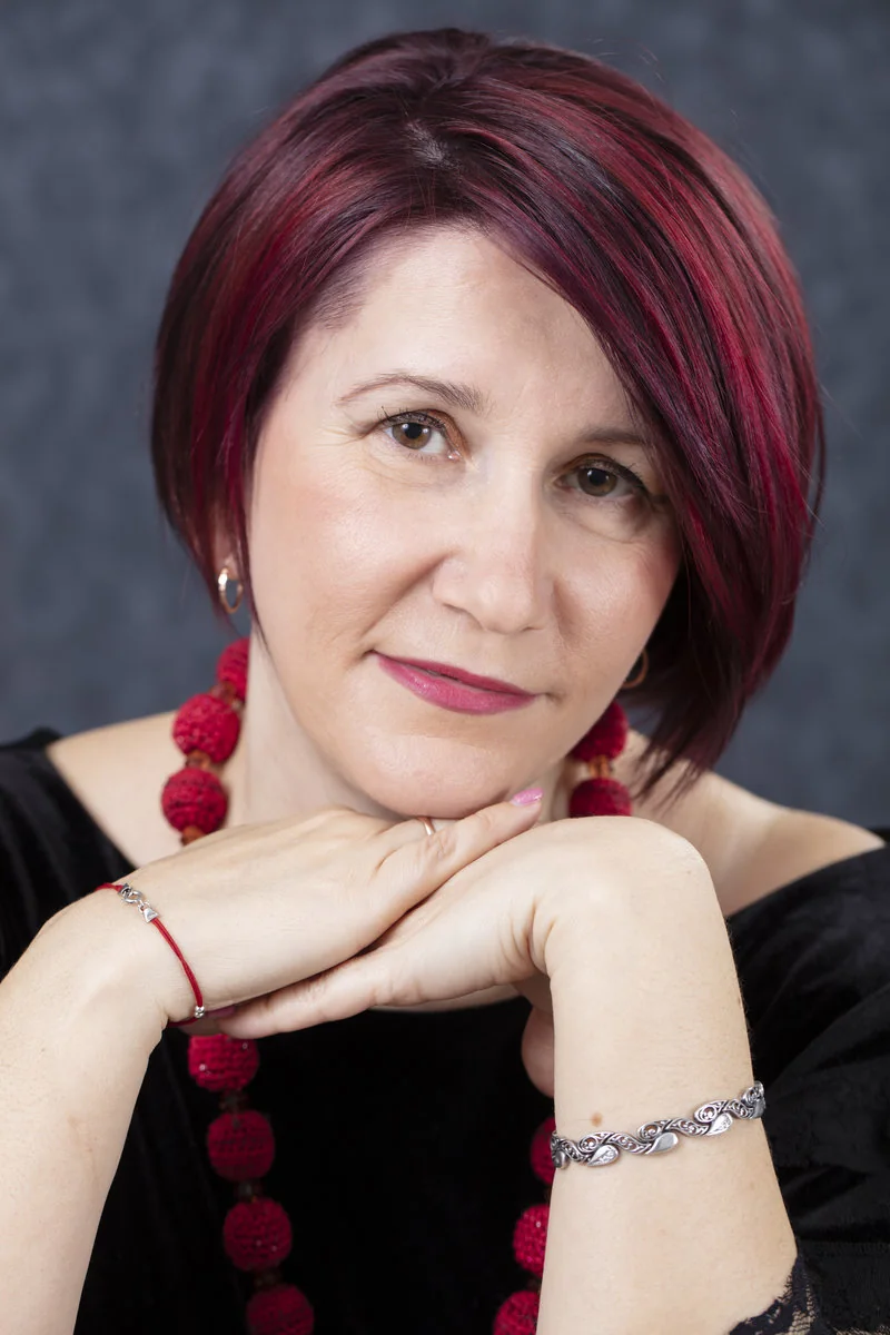 Mujer madura con corte y coloración en tonos rojizos