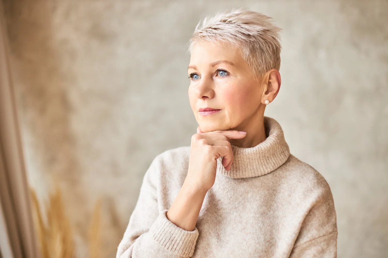 Mujer adulta con cabello corto y coloración natural