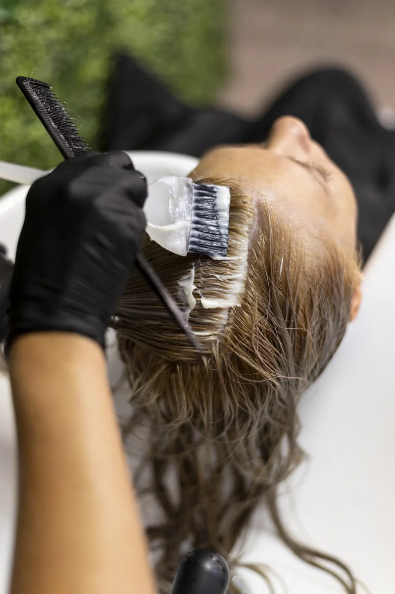 Cabello siendo lavado antes o después de una coloración