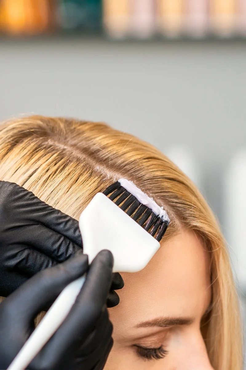 Aplicación de color sobre secciones de cabello