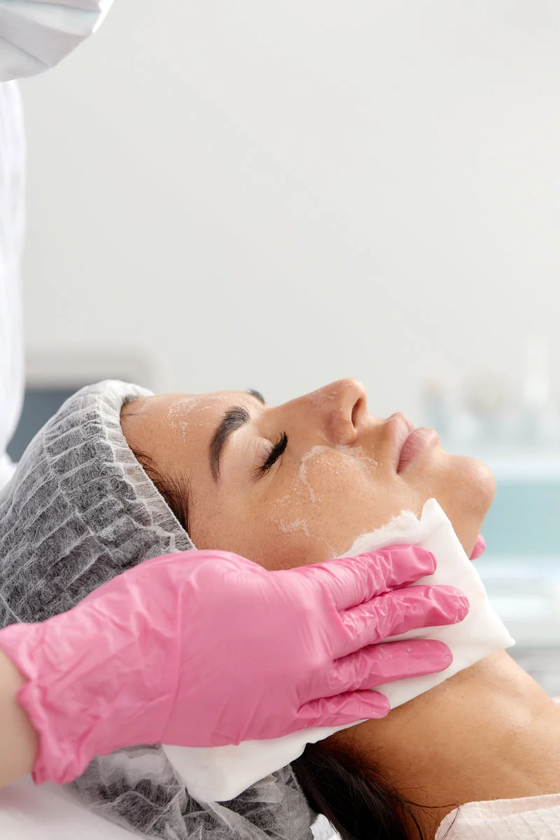 Profesional realizando una limpieza facial en Buin