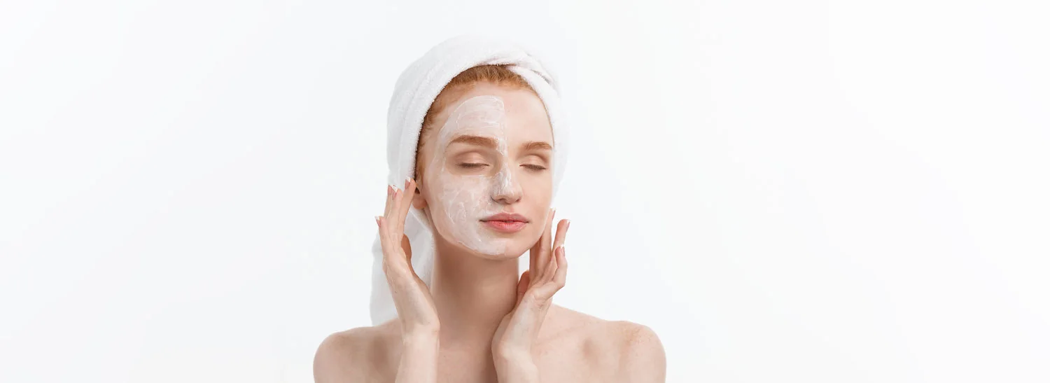 Mujer aplicando hidratación como parte del cuidado posterior del rostro
