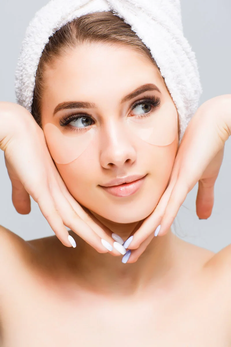 Mujer con toalla blanca después de una rutina de limpieza facial