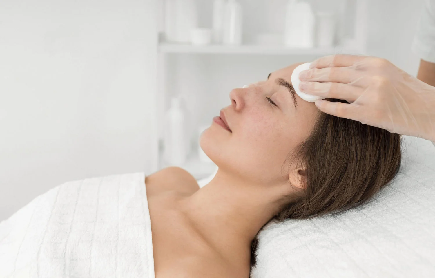 Limpieza suave del rostro durante una atención estética