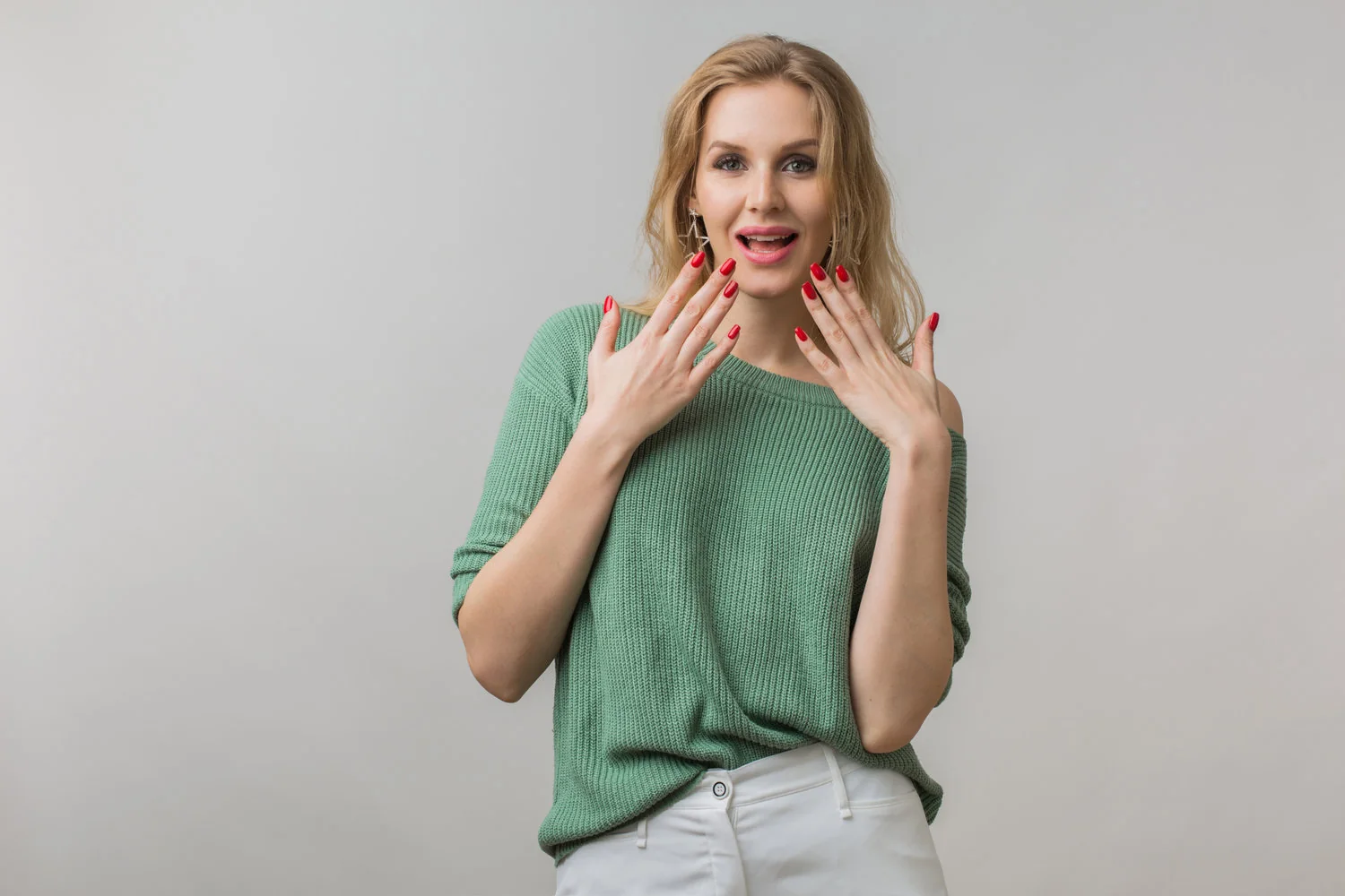 Mujer mostrando sus manos con expresión alegre