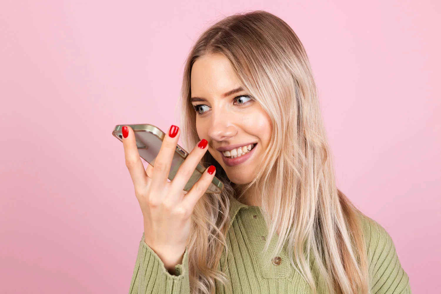 Mujer observando su manicure rojo
