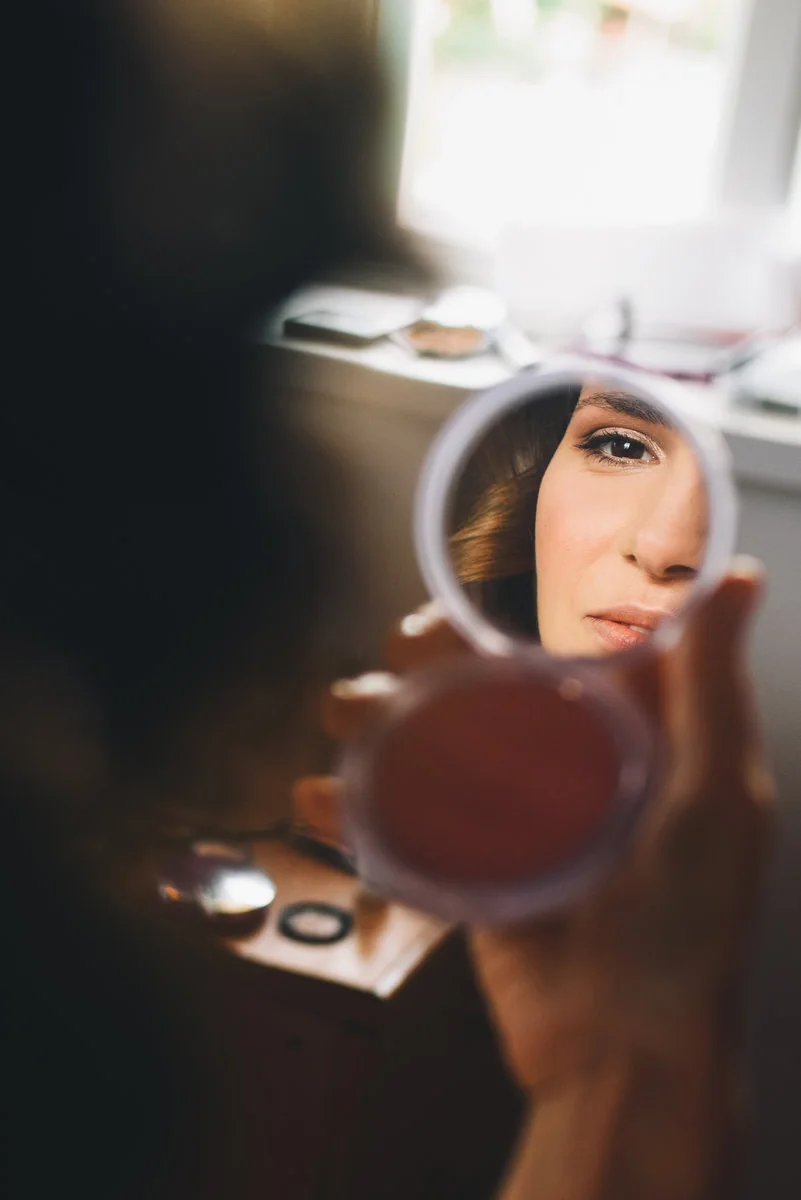 Mujer observando su rostro en un espejo