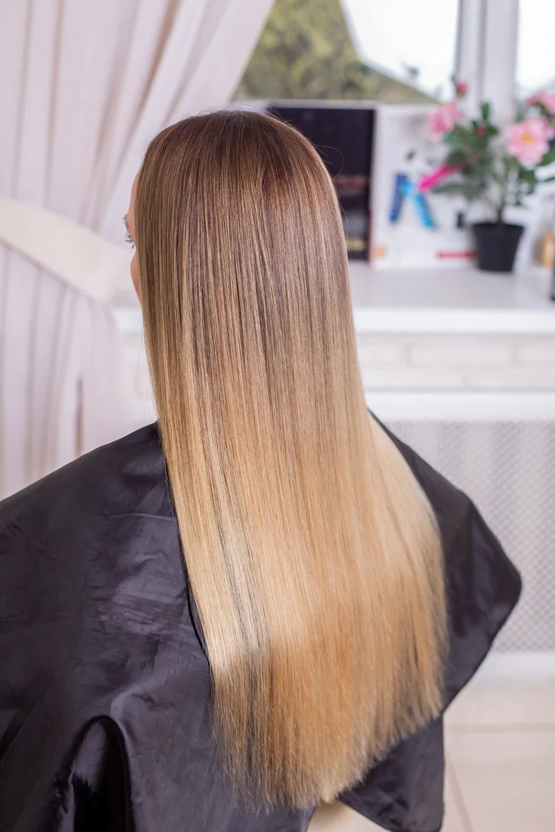 Cabello largo y liso en salón