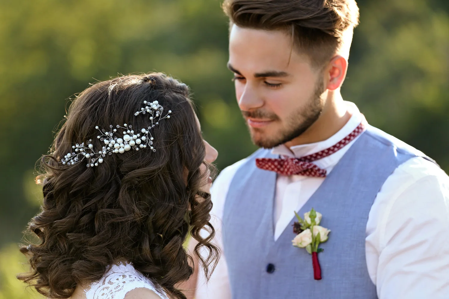 Pareja de novios con peinados y accesorios para la ceremonia