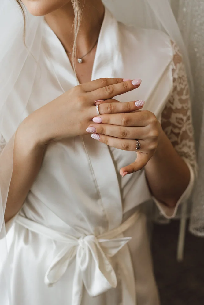 Manos de novia con manicure delicado durante la preparación