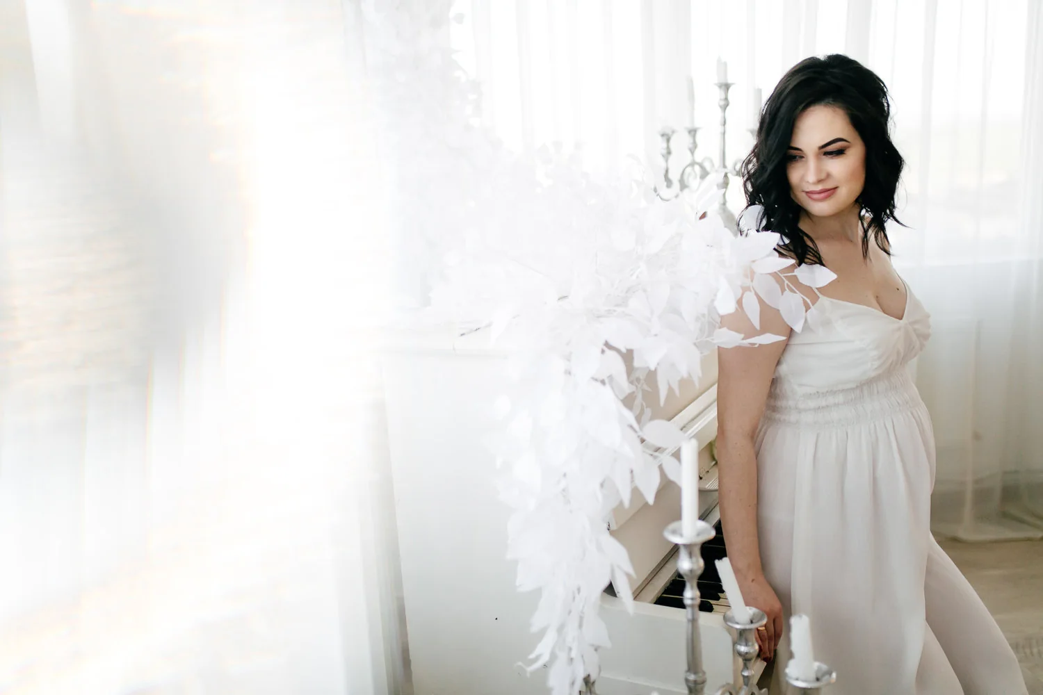 Novia con vestido blanco en una preparación editorial