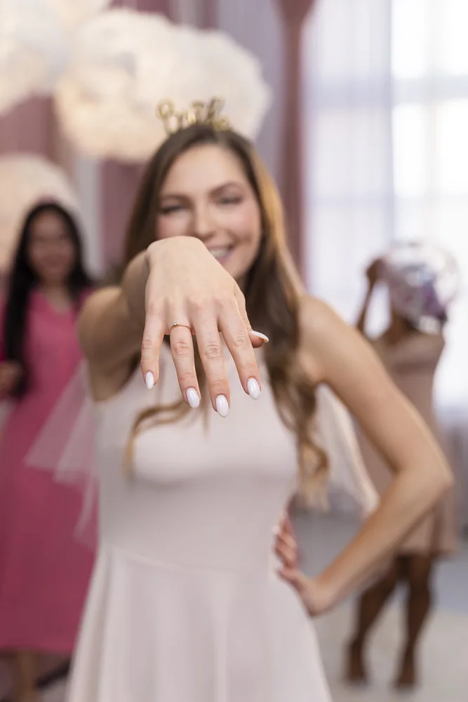 Manicure de novia en tono suave antes de la celebración