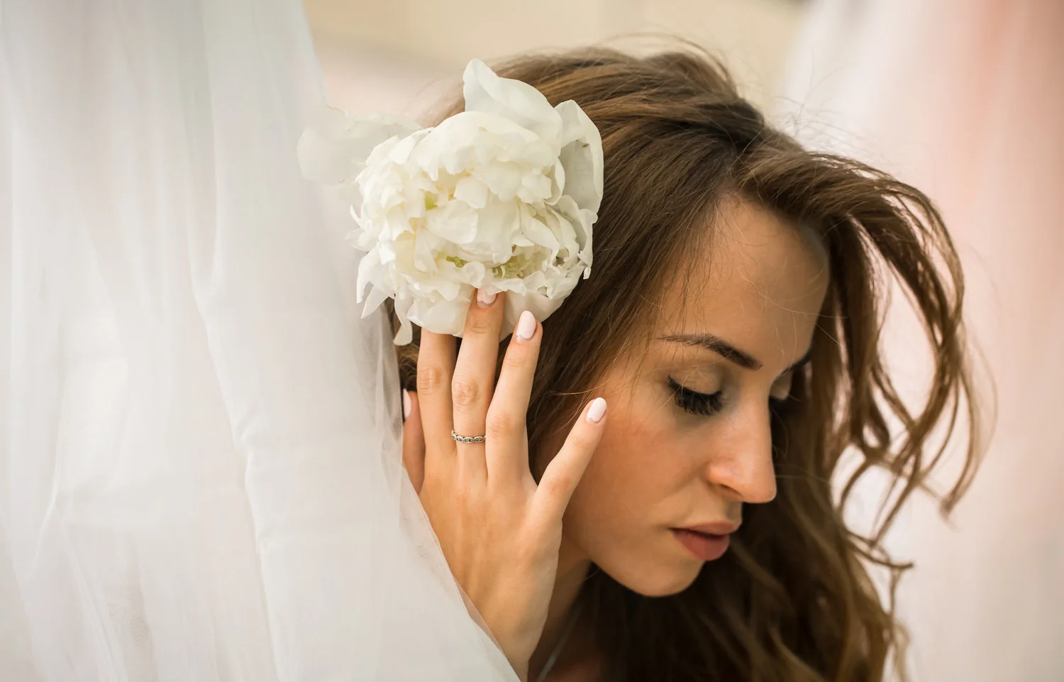 Novia con velo y flores durante su preparación