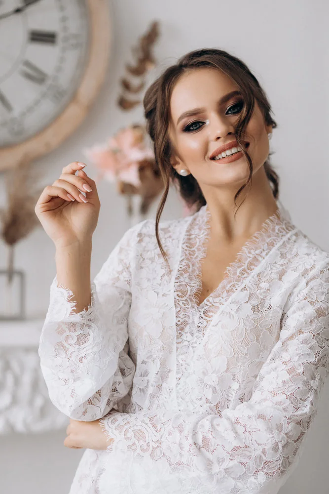 Novia con peinado y maquillaje terminados antes de la ceremonia