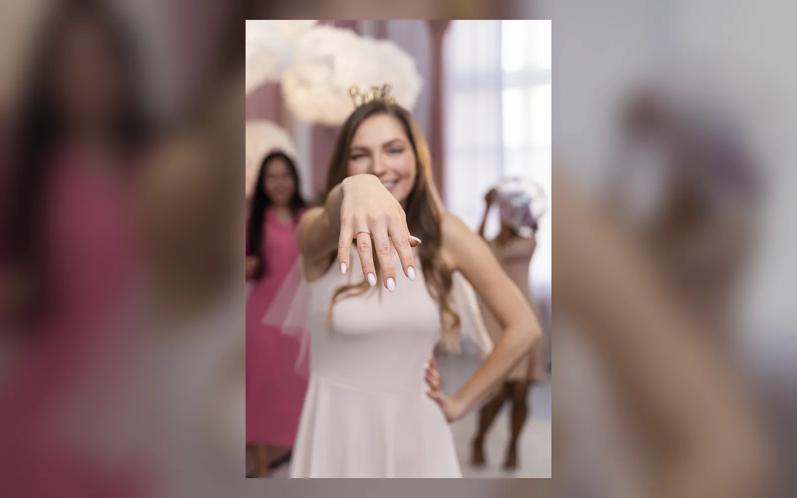 Servicio de manicure con herramientas limpias y ordenadas en un salón