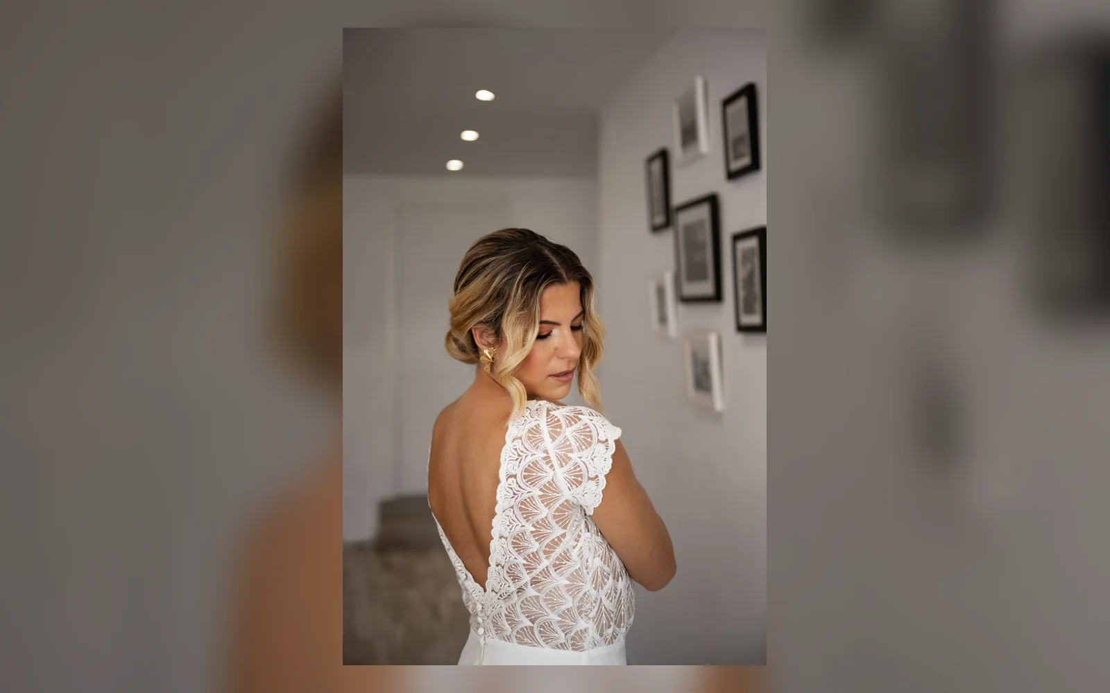 Mujer recibiendo peinado y maquillaje antes de un evento especial