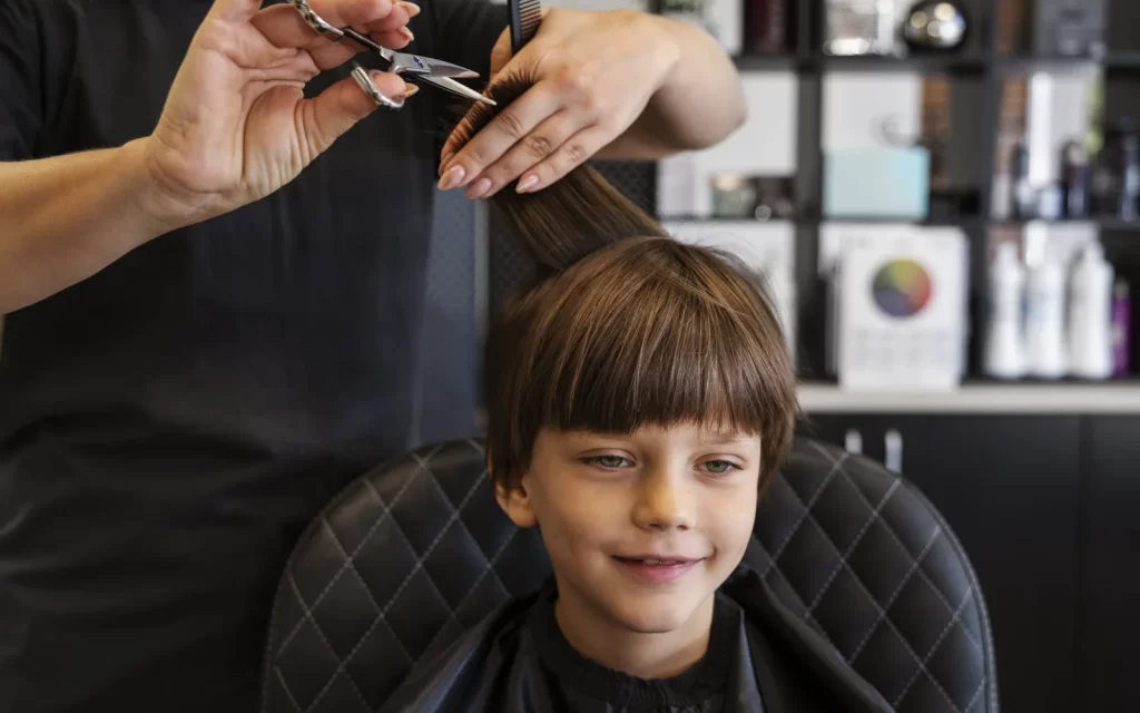 Primer corte infantil — cómo lograr una experiencia tranquila en el salón